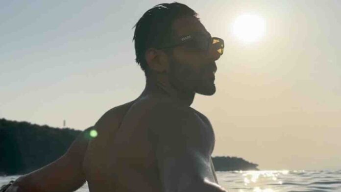 Kartik Aaryan's Ripper Of A Photo! Actor's Shirtless Pic Sets Internet Ablaze Kartik Aaryan's Ripper Of A Photo! Actor's Shirtless Pic Sets Internet Ablaze