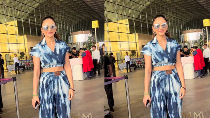 Rakul Preet Singh’s Airport Look Is Goals, But She’s Too Busy Looking For Her Wallet Rakul Preet Singh's Airport Look Is Goals, But She's Too Busy Looking For Her Wallet