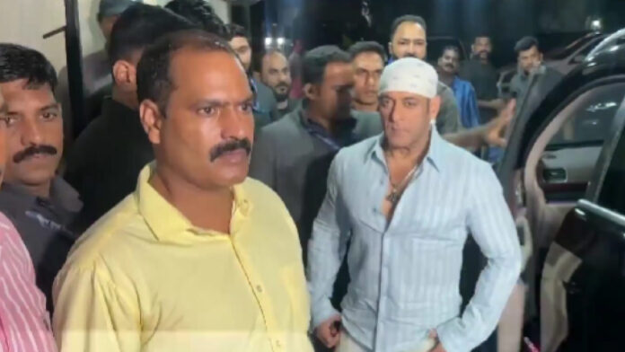 Salman Khan spotted in blue shirt and white scarf as he joins family for Ganpati celebrations Salman Khan spotted in blue shirt and white scarf as he joins family for Ganpati celebrations